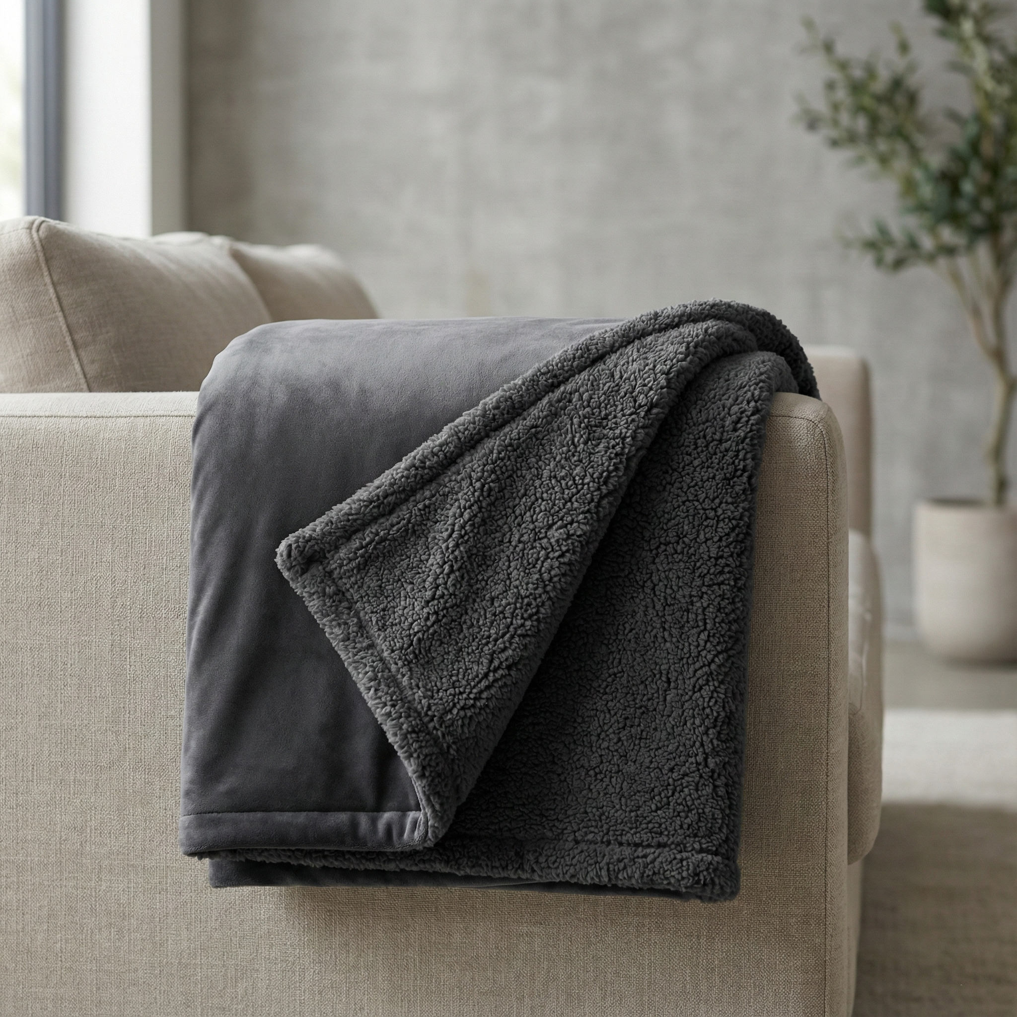 Diffls Sanctuary Throw – Waterproof Reversible Sherpa & Velvet Blanket